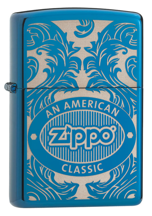 Blaues Zippo-Feuerzeug, Vorderansicht, Dreiviertelansicht, umgeben von einem lasergravierten filigranen Motiv mit dem Zippo-Logo und "an american classic".